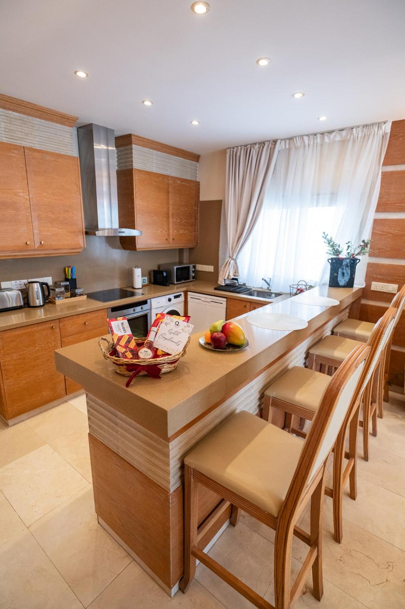 Quattro Beachfront Sea View Ap 4 ลาร์นาคา ภายนอก รูปภาพ