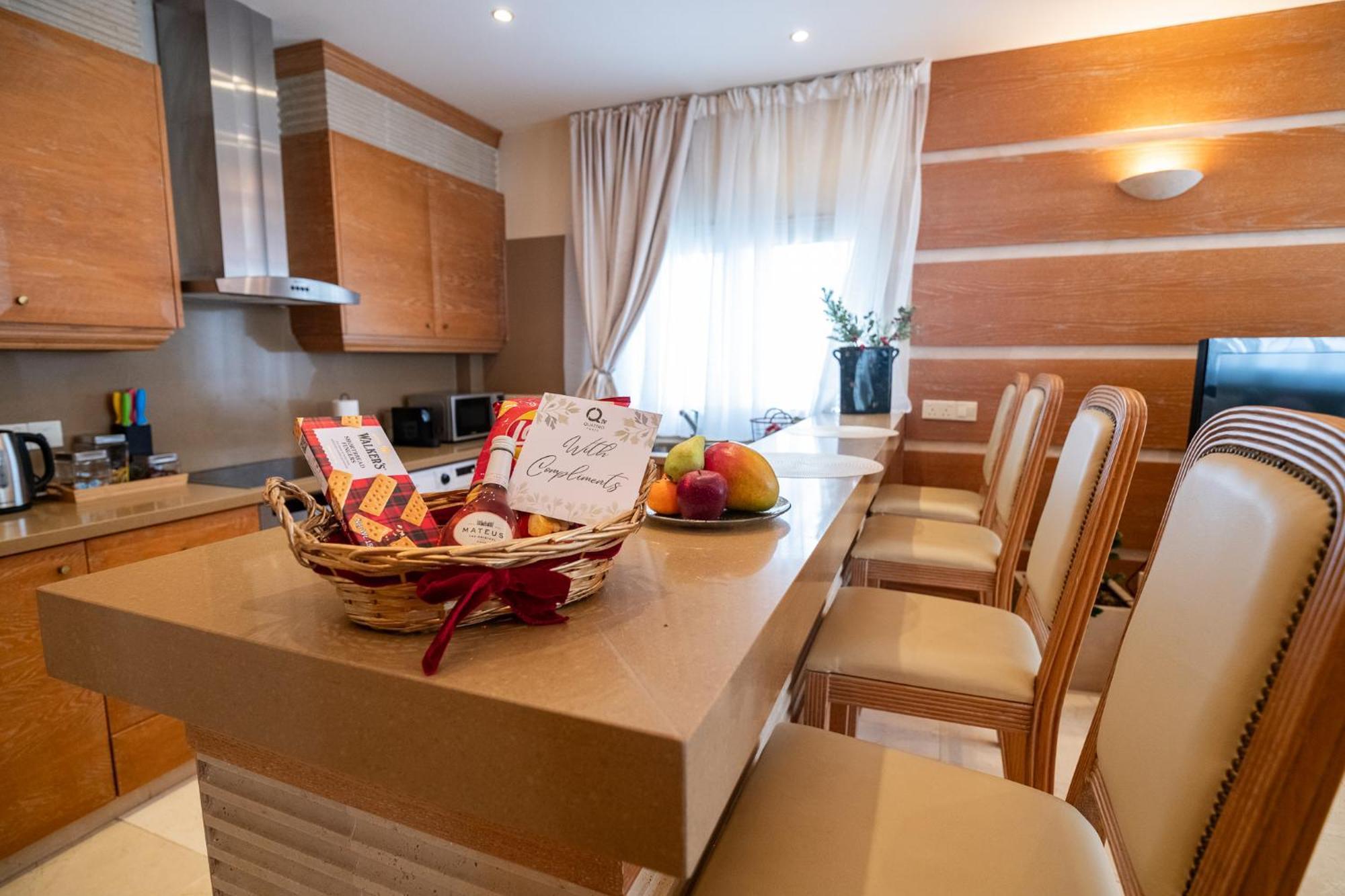 Quattro Beachfront Sea View Ap 4 ลาร์นาคา ภายนอก รูปภาพ