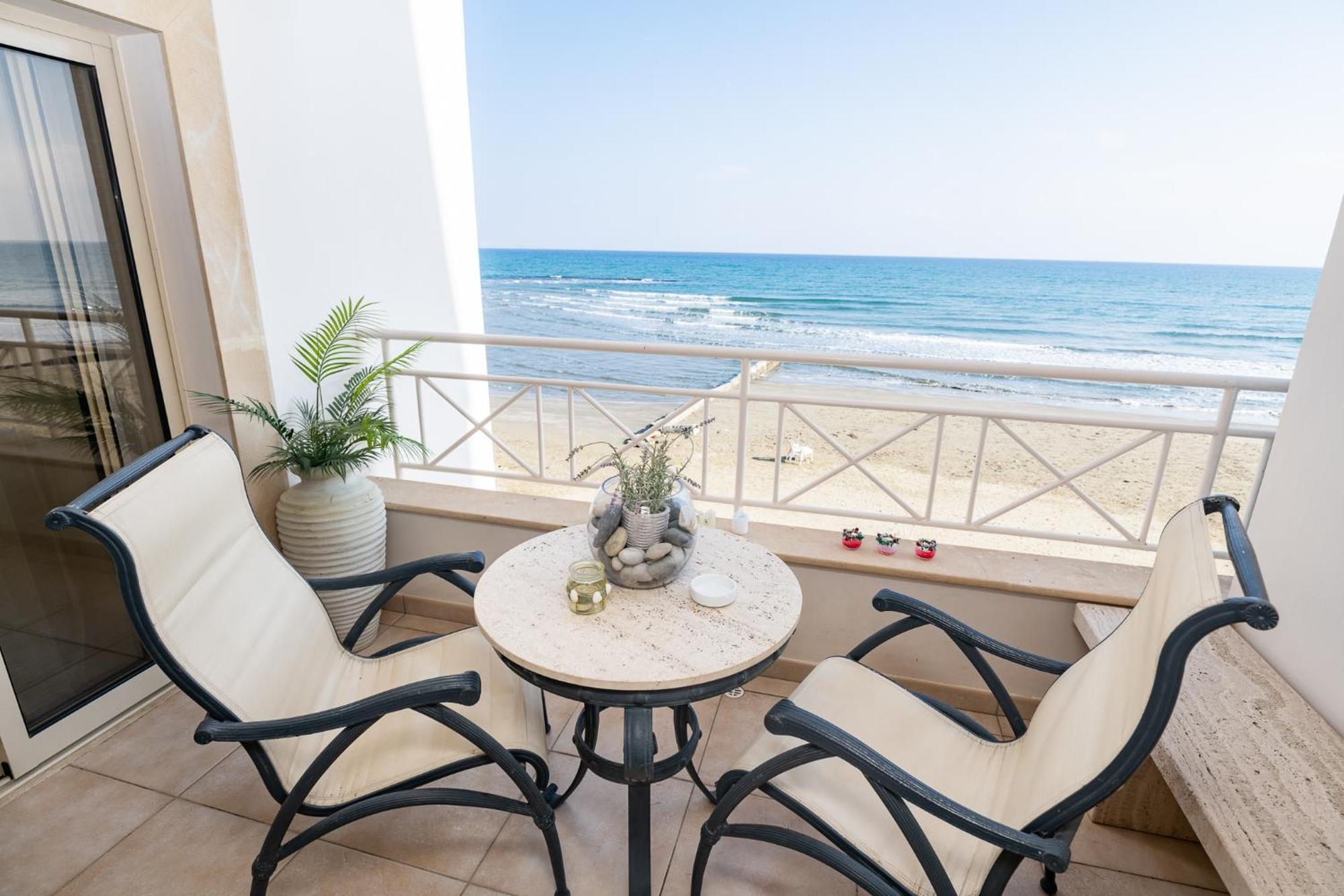Quattro Beachfront Sea View Ap 4 ลาร์นาคา ภายนอก รูปภาพ