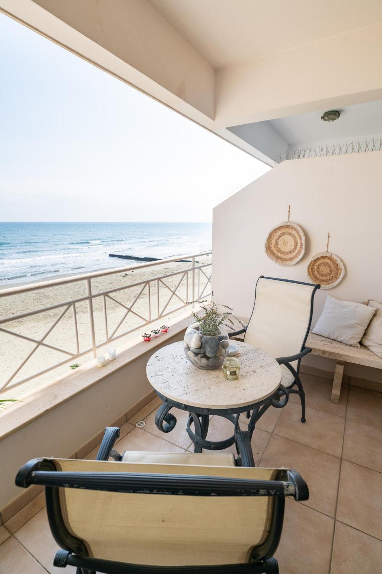 Quattro Beachfront Sea View Ap 4 ลาร์นาคา ภายนอก รูปภาพ