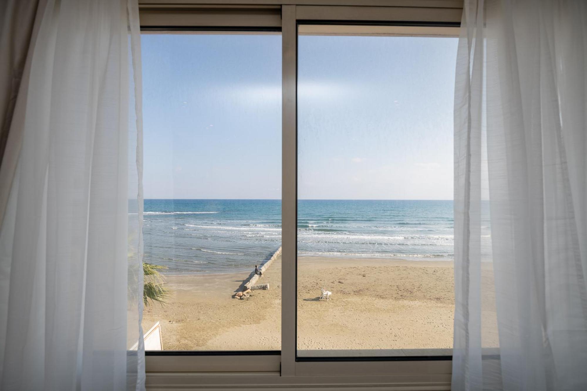 Quattro Beachfront Sea View Ap 4 ลาร์นาคา ภายนอก รูปภาพ
